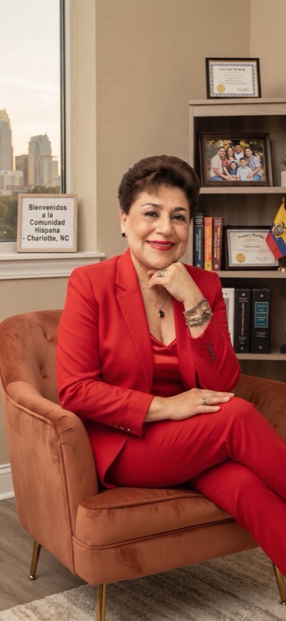 Aracely, notaria pública, en su oficina de Charlotte NC